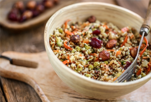 Salat aus Quinoa, Möhren und Cranberries in einer hellen Schüssel