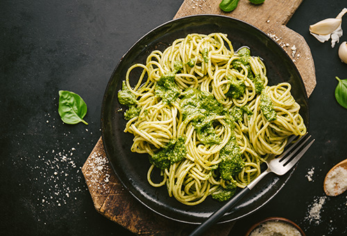 Grünes Pesto mit Pasta serviert