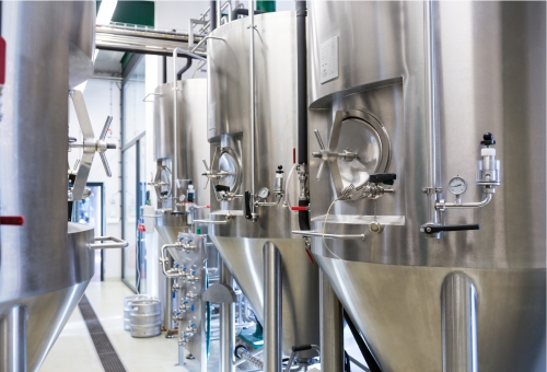 Edelstahl-Biertanks in einer Bier-Produktion