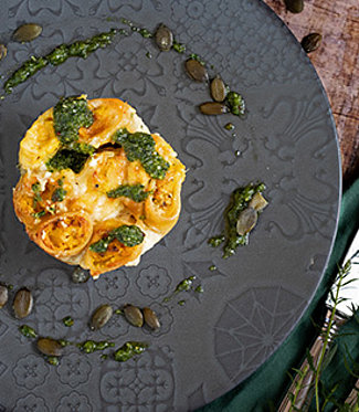 KÜRBIS-RICOTTA-CANNELLONI MIT PETERSILIEN-PESTO