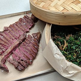 Dry Aged T-Bone Steak mit Teriyaki-Grünkohl und Sesam | SELECCT | Handelshof