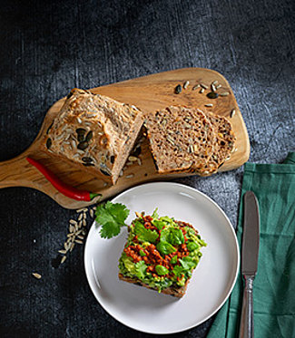 DINKELVOLLKORNBROT MIT AVOCADOSTAMPF UND ROTEM PESTO