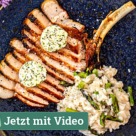 Gegrillte Koteletts vom Duke of Berkshire mit Schnittlauch-Zitronen-Butter und grünem Spargelrisotto | Selecct | Handelshof