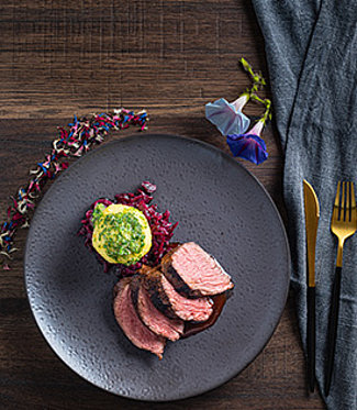SAUERBRATEN VOM HIRSCH MIT CRANBERRY-ROTKOHL