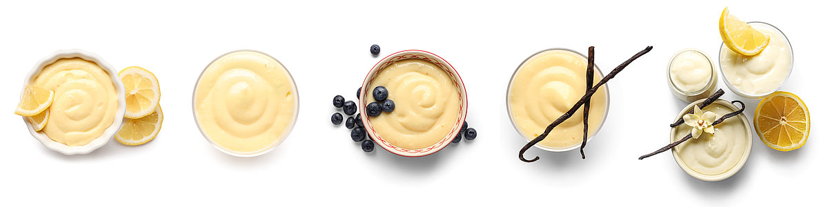 Unterscheidung von Mousse, Pudding und Creme Sechs verschiedene Schalen mit Vanillemousse Vanillepudding und Vanillecreme
