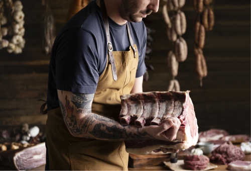 Dry Aged Mann trägt Stück Dry Aged Fleisch