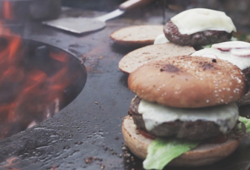 Remundi Feuerstelle mit angerichteten Burger