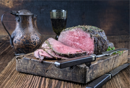 Roastbeef Angeschnittenes Rostbeef auf einem Schneidebrett