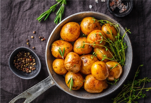 Kartoffeln im Ganzen gekocht, gebraten und gewürzt in einem Topf mit Kräutern garniert