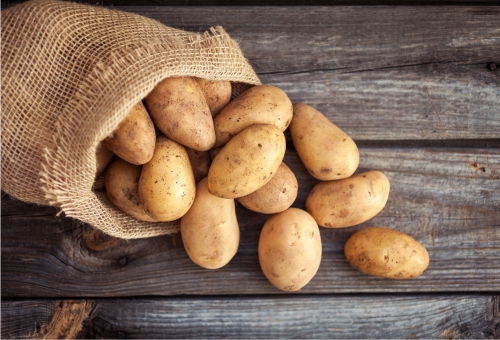 Kartoffeln in einem Sack auf dem Boden