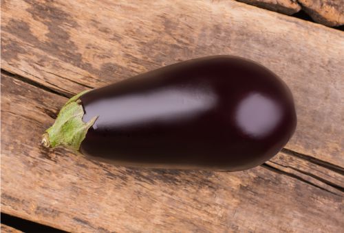 Aubergine auf Holztisch