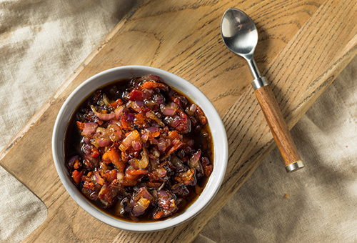 Chutney in Bowl mit Zwiebeln