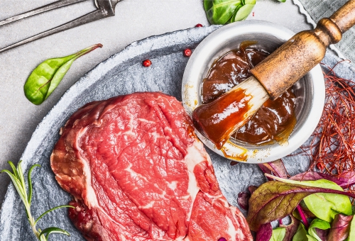 Mopping Frisches Stück Fleisch wird mariniert