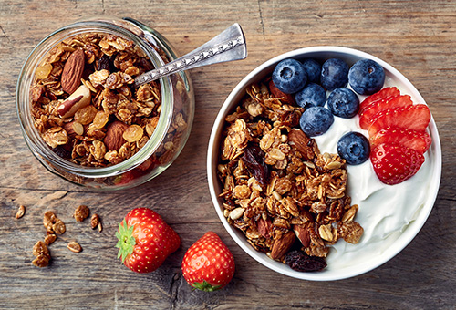 Müsli Bowl mit selbsgemachtem Granola, Yoghurt und Früchten.