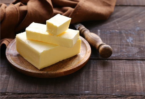 Butter Butterstücke auf Holzbrett