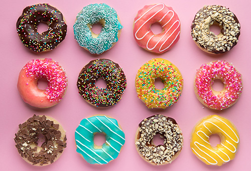 Donuts auf rosa Hintergrund