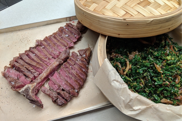 T-Bone Steak mit Teriyaki Gruenkohl und Sesam