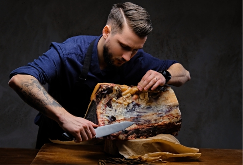 Verarbeitung von Dry Aged Fleisch Mann verarbeitet Dry Aged Fleisch