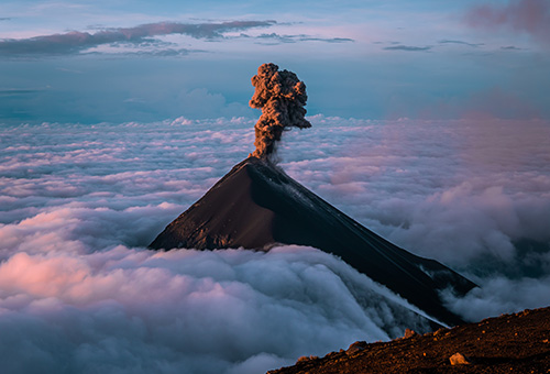 Vulkanausbruch über Wolken
