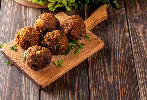 Falafel auf Holzbrett Falafel auf Holzbrett