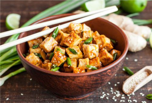 Marinierter Tofu in einer Schüssel mit Stäbchen zum Essen