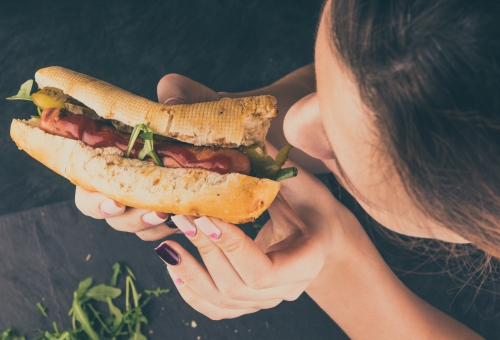 Frau isst Hot Dog Frau isst Hot Dog