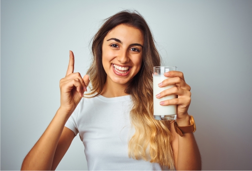 Frau mit einem Glas Milch