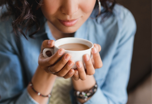 Frau mit frischem Kaffee in der Hand Frau mit frischem Kaffee in der Hand