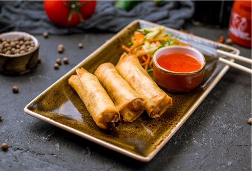 Frühlingsrollen serviert mit Süß-Sauer Sauce Frühlingsrollen serviert mit Süß-Sauer Sauce