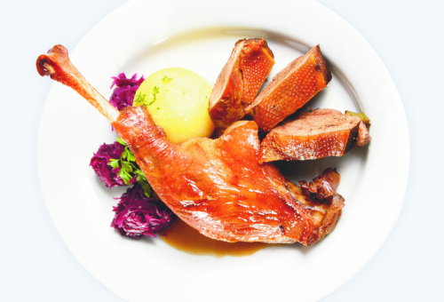 Zubereitete Gänsekeule mit Knödel und Rotkohl Zubereitete Gänsekeule mit Knödel und Rotkohl