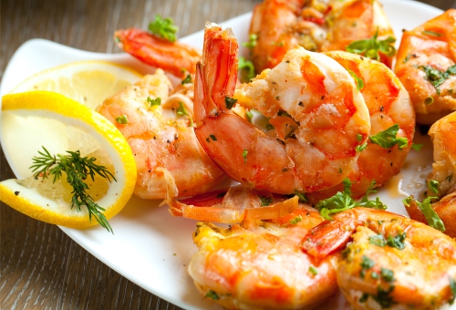 Zubereitete Gambas mit Zitrone