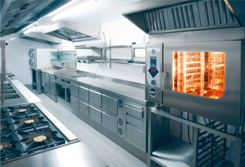 Komplett eingerichtete Profi-Küche Professionelle Küche in der Gastronomie