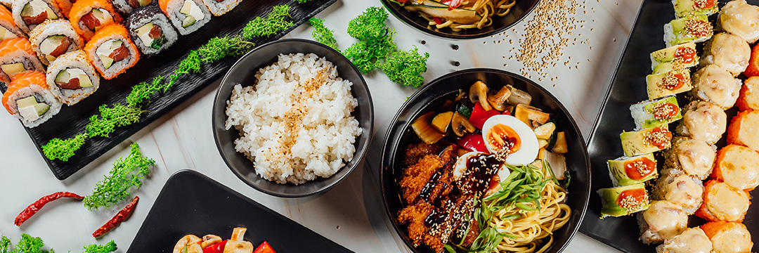 Reis, Donburi und Sushi mit verschiedenem Gemüse
