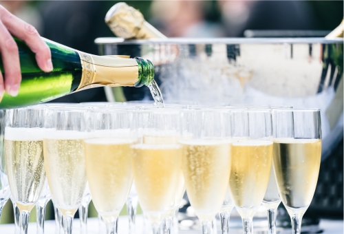 Kellner gießt Sekt in Gläser Kellner gießt Sekt in Gläser