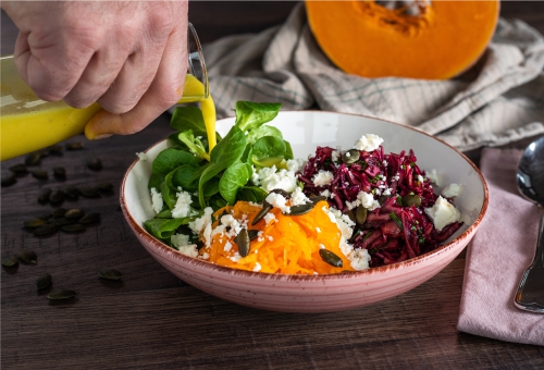 Kürbis-Bowl in Schüssel mit Dressing Kürbis-Bowl in Schüssel mit Dressing