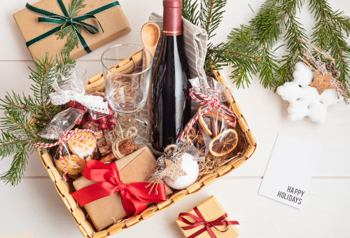 Weihnachtlicher Geschenkkorb Geschenkkorb mit Weinfalsche und Lebkuchen, weihnachtlich dekoriert