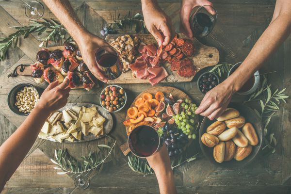 Party Snacks und Buffet auf Tisch