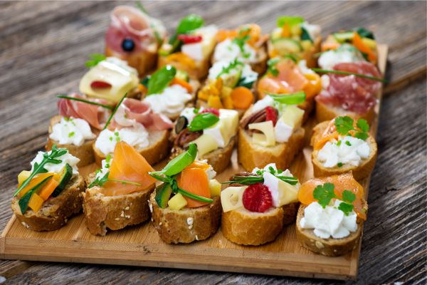 Party Snacks auf Holzbrett angerichtet