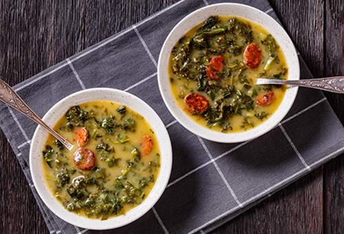 Klassische portugiesische Suppe Caldo verde in zwei Suppentellern von oben