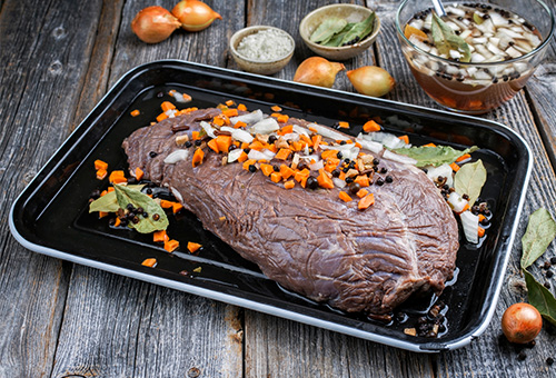 Sauerbraten mit Gemüse auf Blech