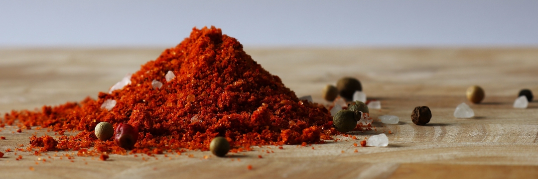Magic Dust Kleiner Haufen rotes Gewürz mit Salz und Pfefferkörnern