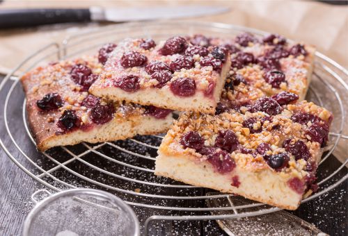 Mandel-Kirsch-Kuchen aud Rost Mandel-Kirsch-Kuchen aud Rost