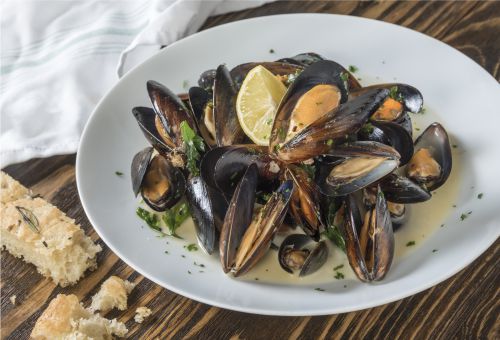 Miesmuscheln im Weißwein-Sud im Teller