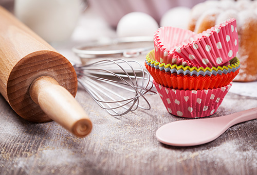 Backutensilien für Muffins auf Tisch