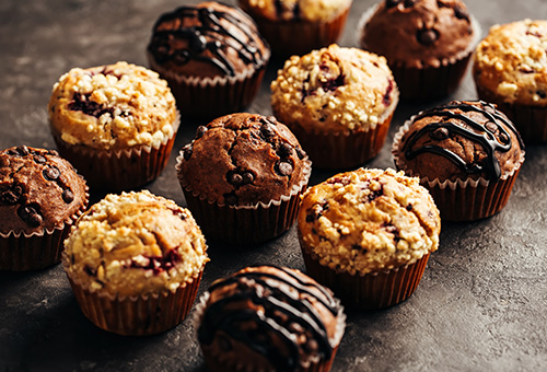 Muffins auf einem Tisch angerichtet