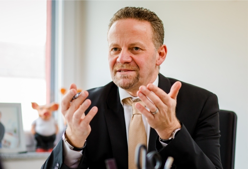 Dirk Nennen Portraitbild Frontalansicht Dirk Nennen Portraitbild Frontalansicht
