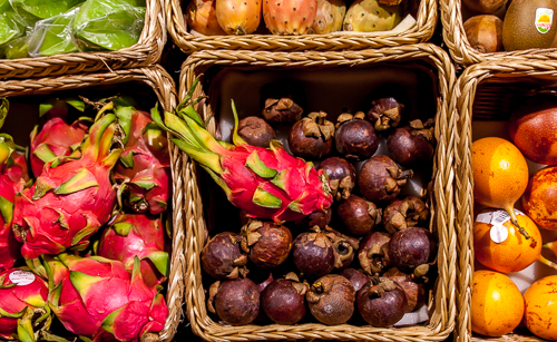 Frisches Obst in Körben