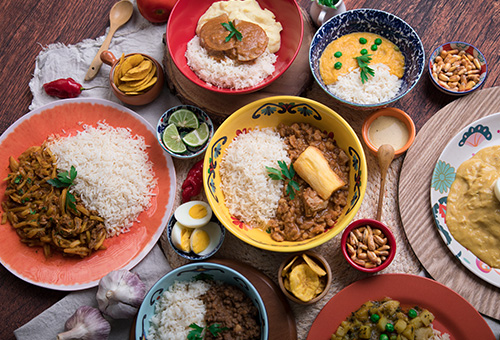 Verschiedene peruanische Speisen auf einem Tisch.