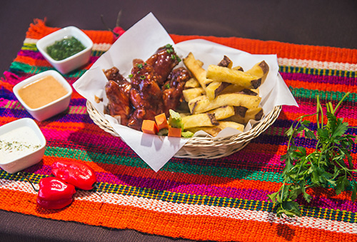 Peruanisches Gericht mit Pommes in einem Restaurant.