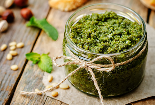 Grünes Pesto im Glas